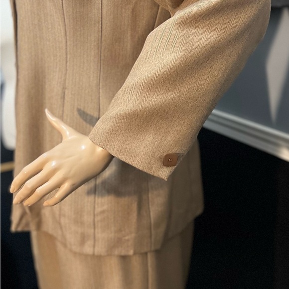 Larry Levine Women Tan Tweed Skirt Suit Blazer Sz 22W Church Business - Picture 10 of 10